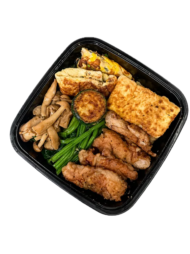 外帶餐盒裡裝著鐵板煎雞肉、煎蛋、菇類、菠菜與櫛瓜